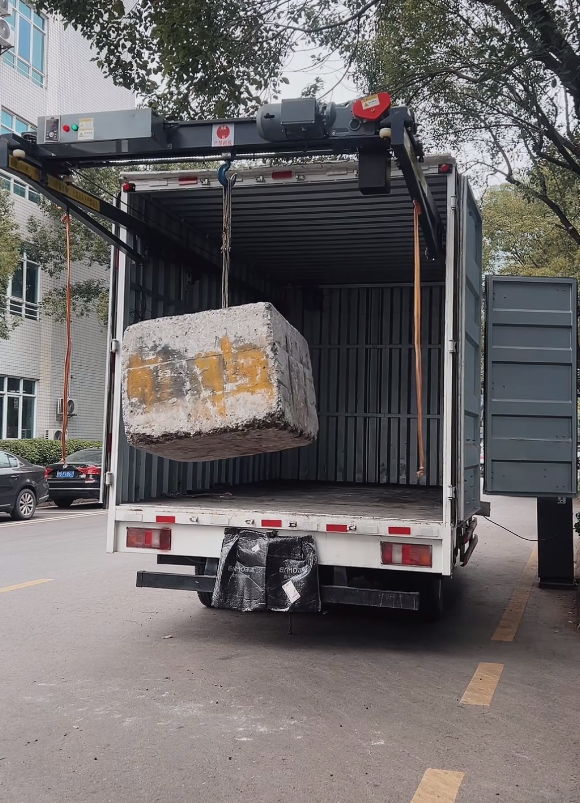 dual track vehicle mounted crane